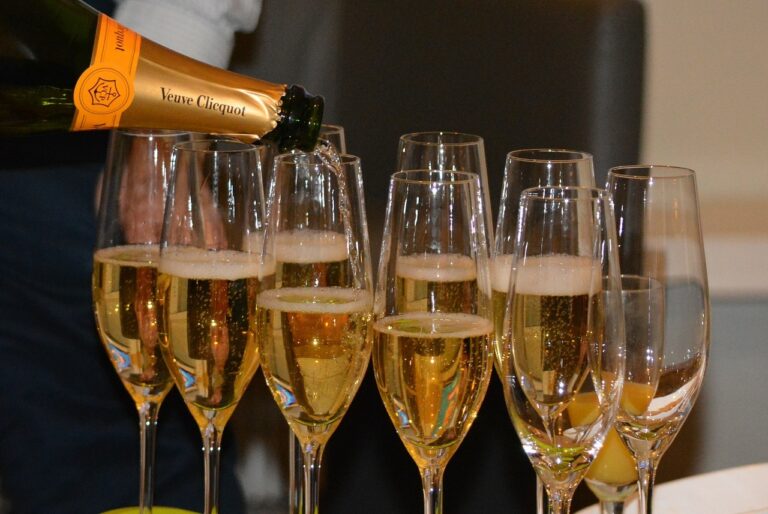 Terroir-Artisan - Préférez-vous sabler ou sabrer le Champagne ? Terroir-Artisan - Préférez-vous sabler ou sabrer le Champagne ?