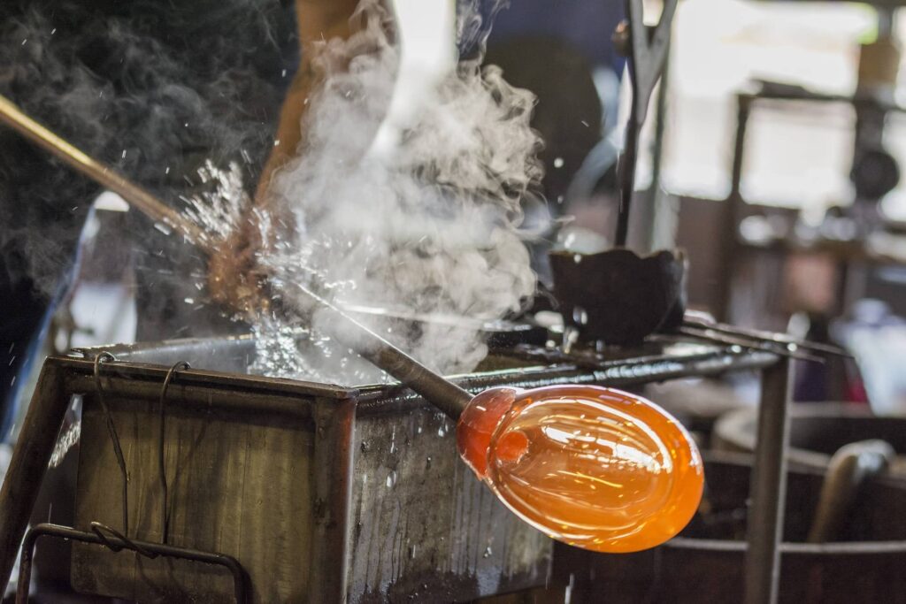 Terroir-Artisan - Zoom sur le soufflage du verre, un art qui passionne toujours les Français