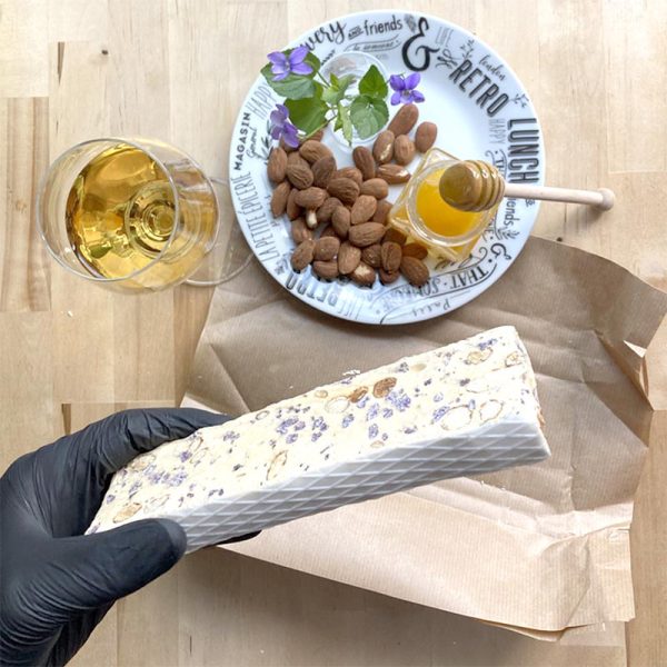 Terroir Artisan Nougat à la Violette - Nougat amandine situation