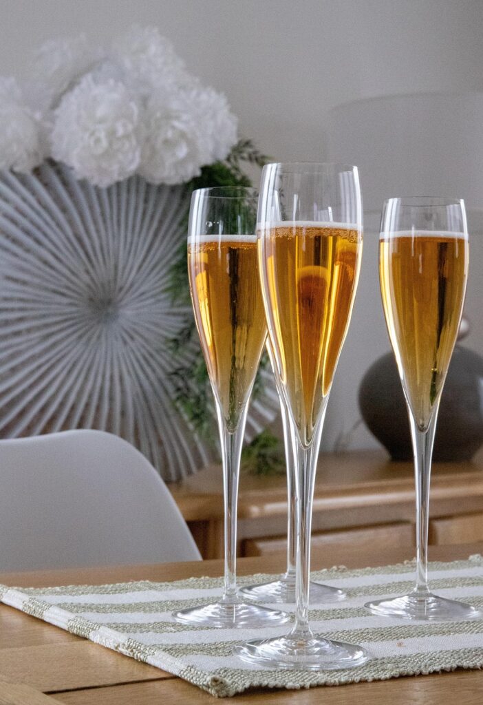 Des verres de cidre sur une table pour illustrer le cidre atisanal Ferme de Glapion